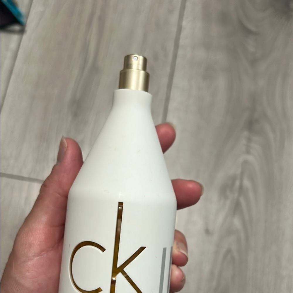 Calvin Klein White Bottle with Gold Trim perfume 100ml - Picture 7 of 7